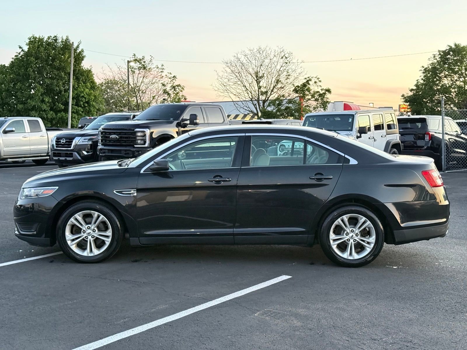 Used 2015 Ford Taurus SE FWD image 7