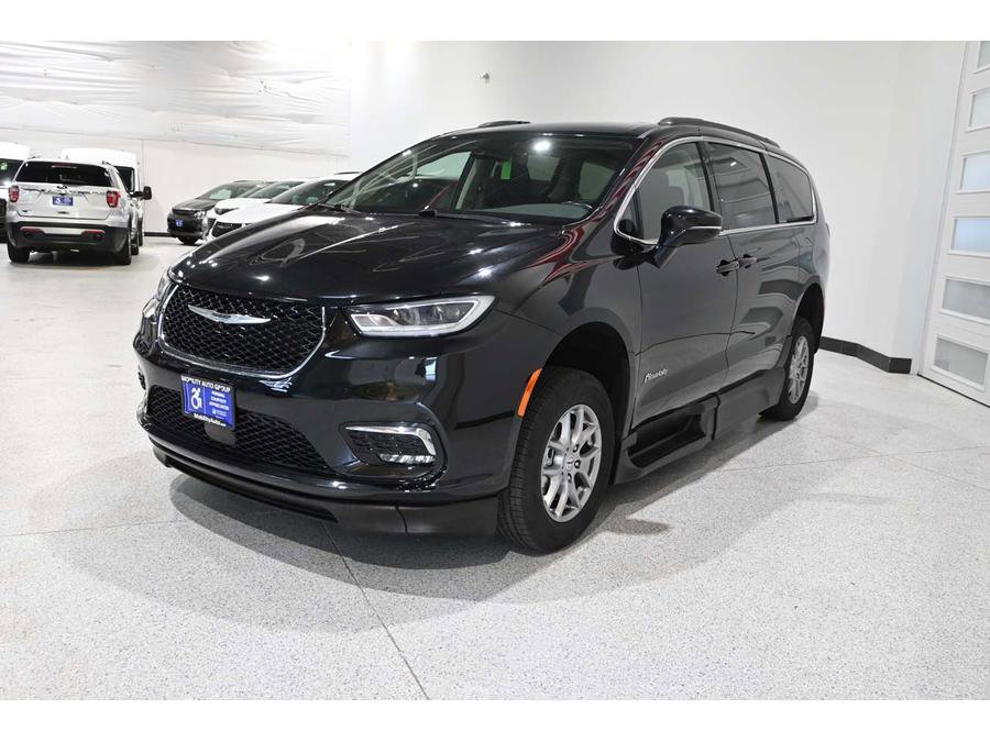 Used 2021 Chrysler Pacifica Touring w/ Cold Weather Group FWD image 10