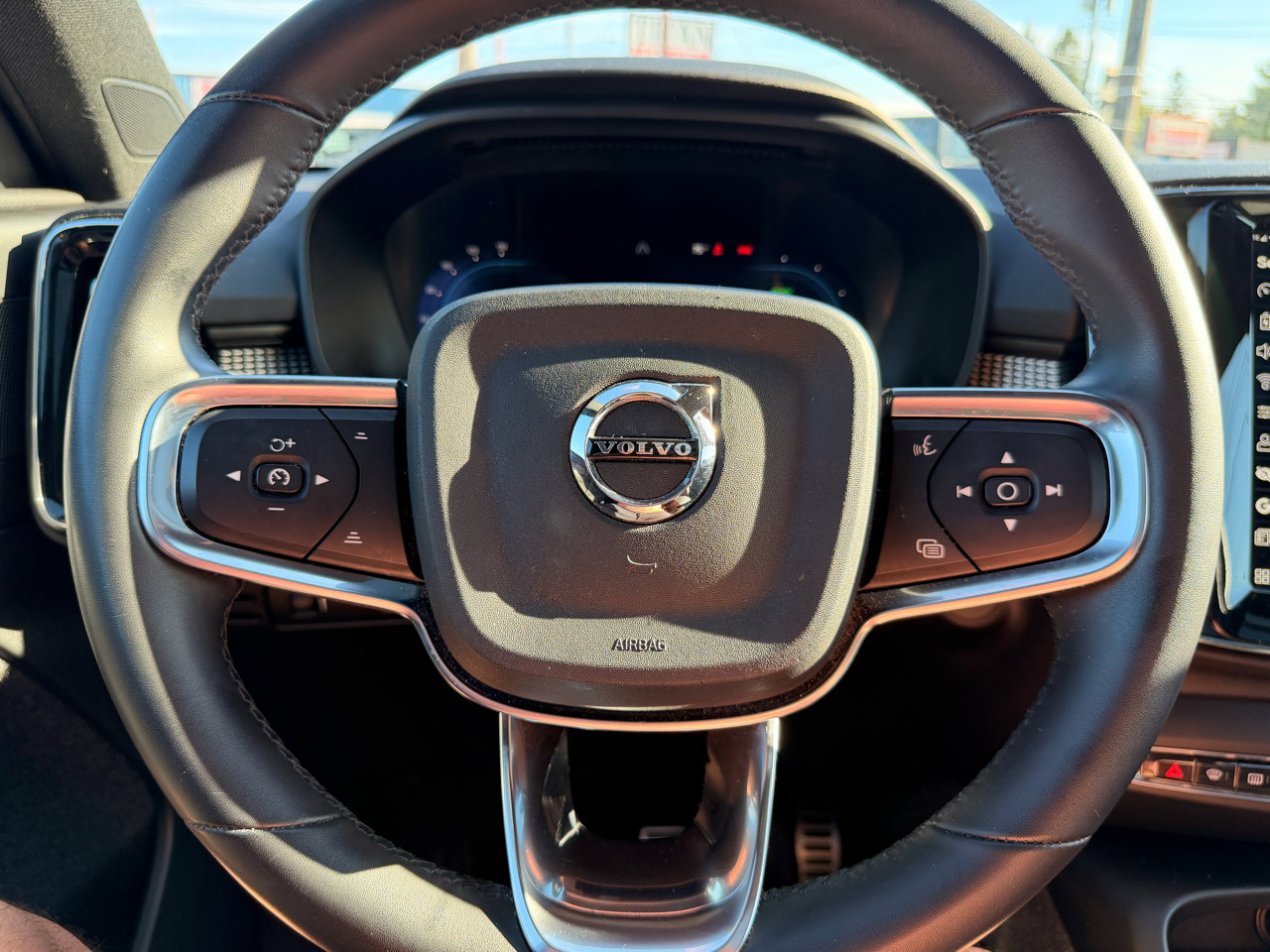 Used 2022 Volvo XC40 P8 Recharge Plus image 22