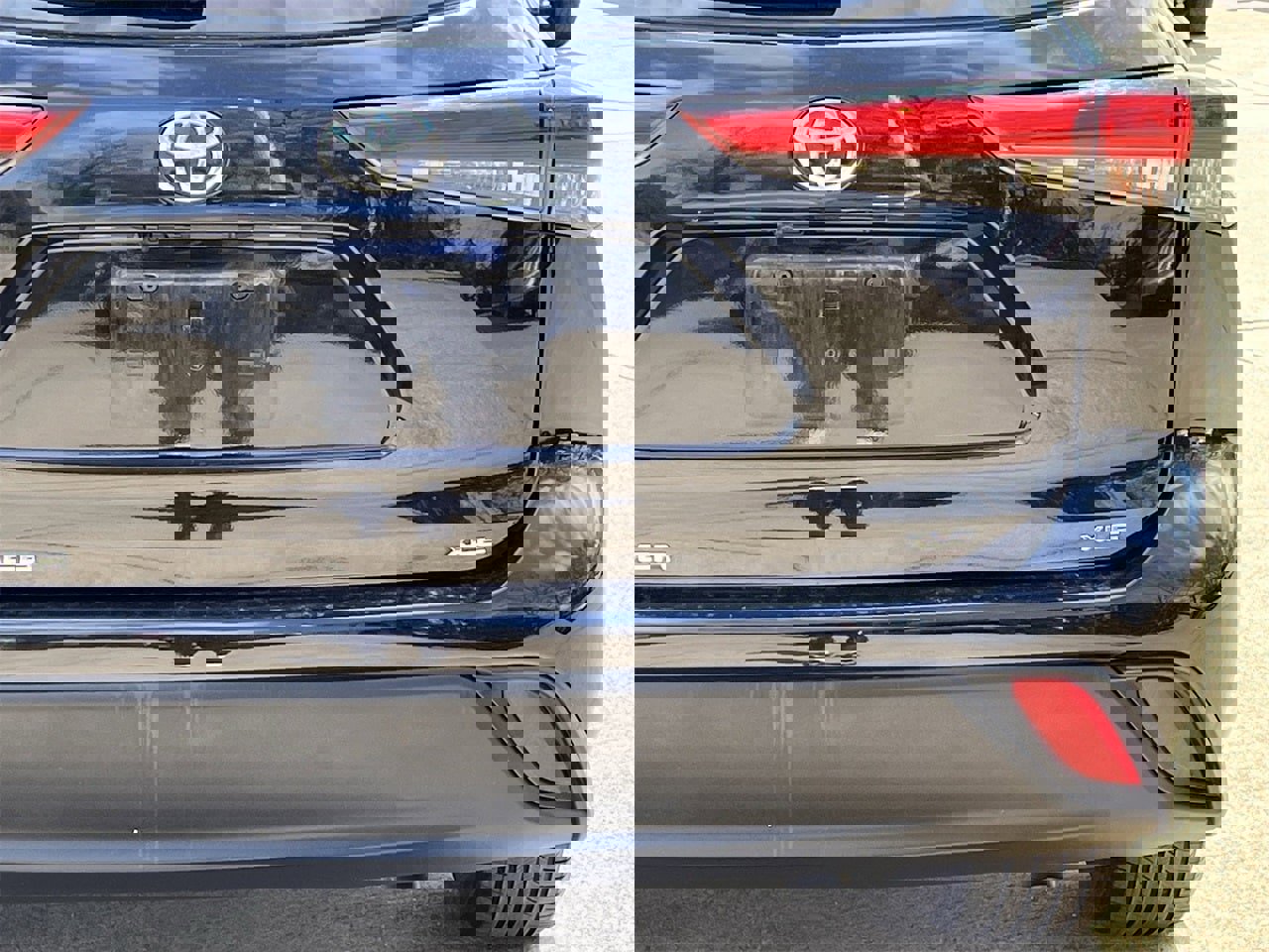 Used 2023 Toyota Highlander XLE image 6