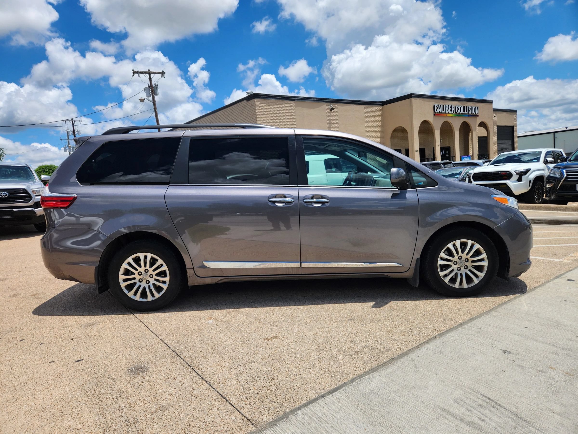 Used 2017 Toyota Sienna XLE w/ XLE Navigation Package FWD image 3