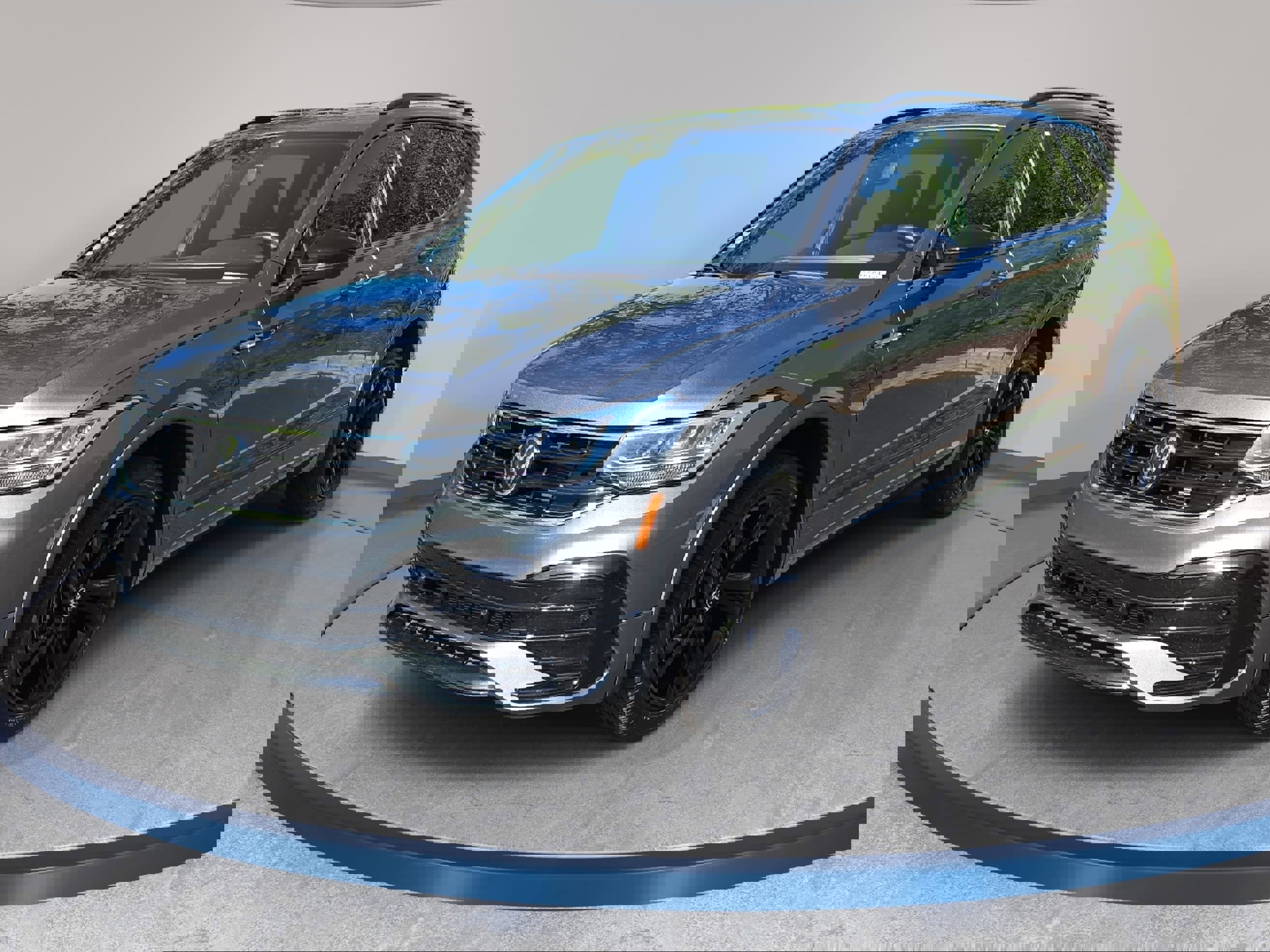 Used 2024 Volkswagen Tiguan SE R-Line image 1