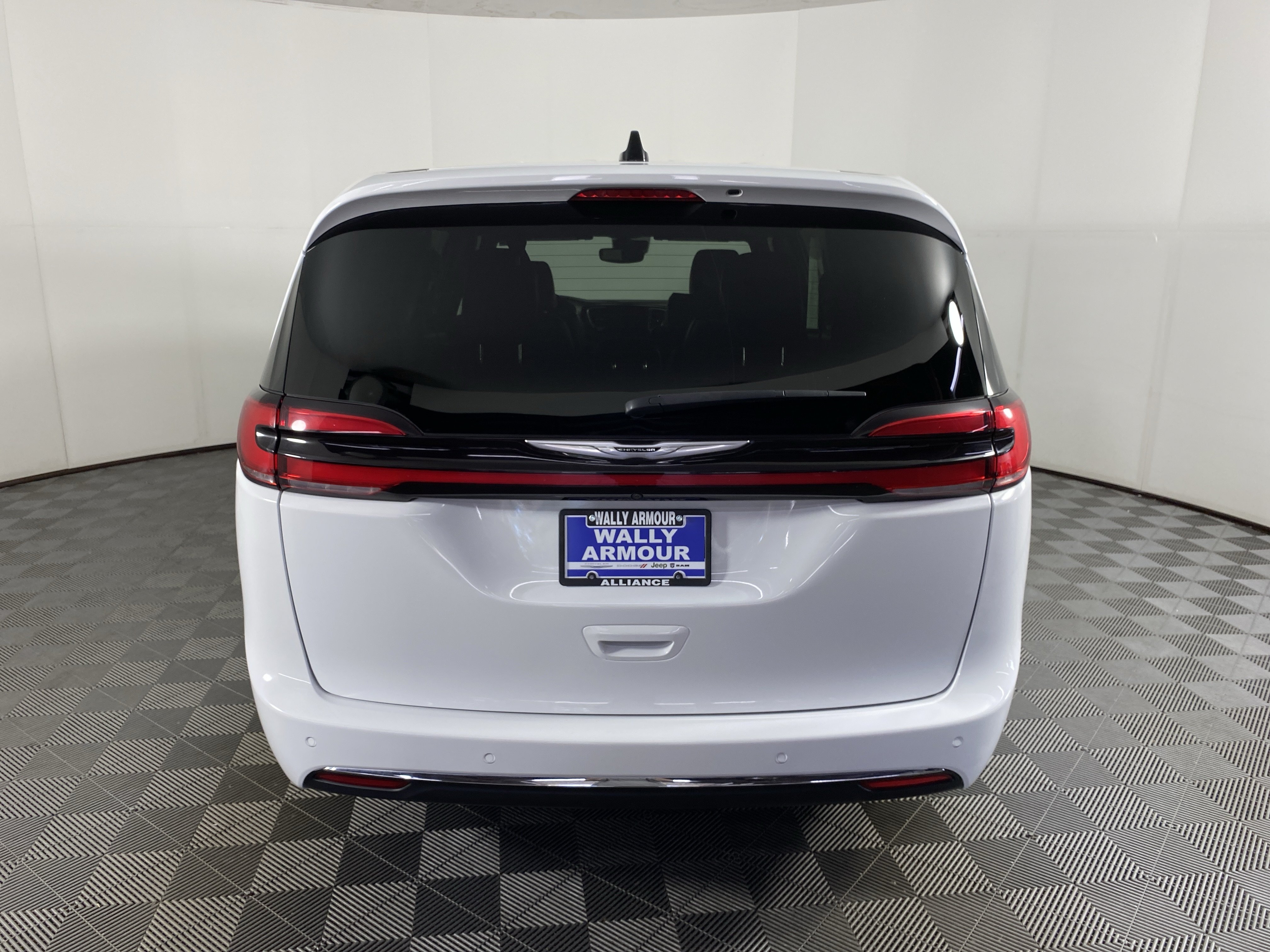 Used 2025 Chrysler Pacifica Select FWD image 8