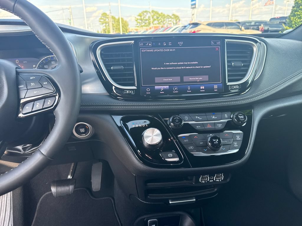Used 2023 Chrysler Pacifica Touring FWD image 26