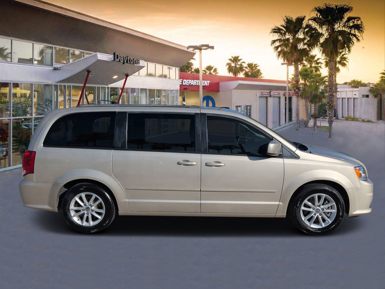 Used 2014 Dodge Grand Caravan SXT FWD image 2