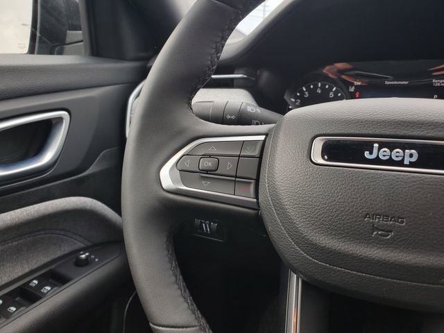Used 2025 Jeep Compass Latitude AWD/4WD image 12