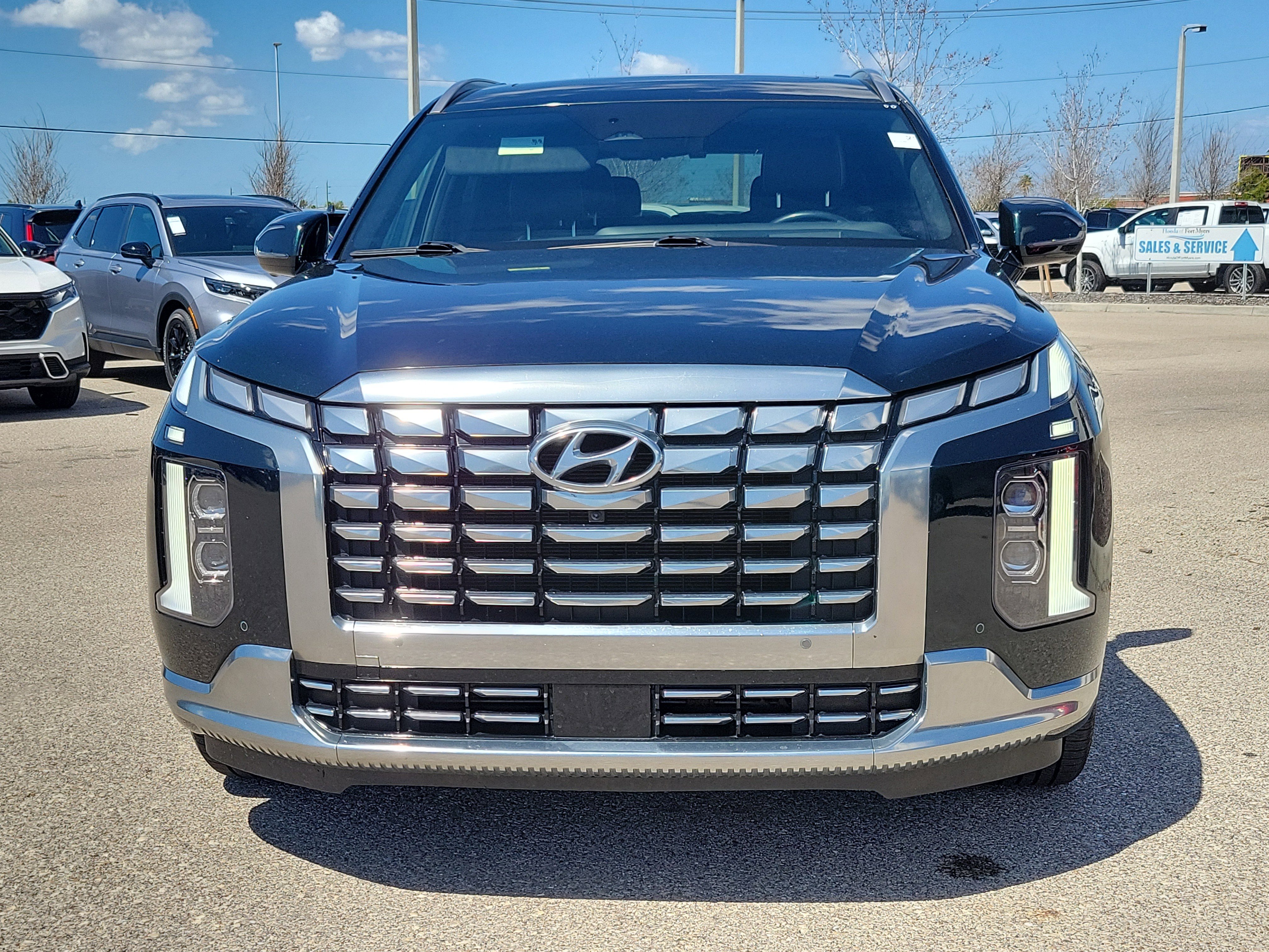 Used 2024 Hyundai Palisade Calligraphy image 2