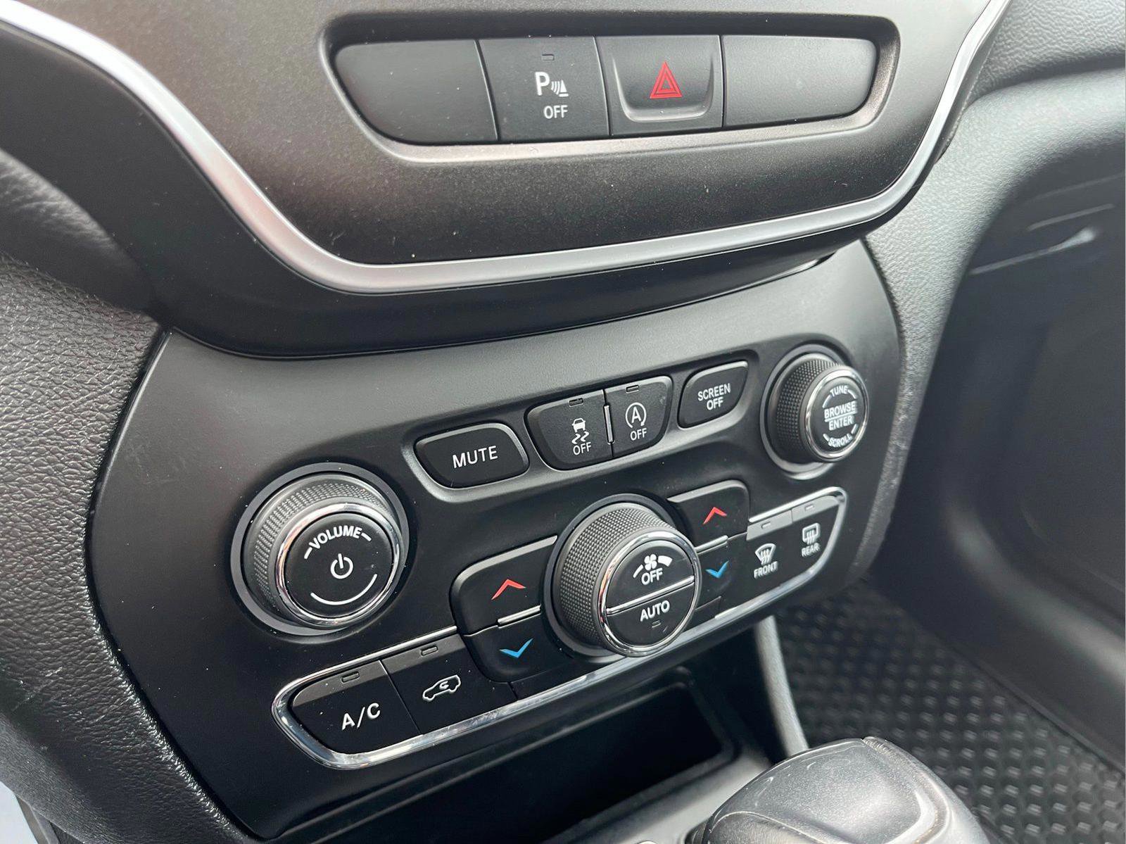 Used 2019 Jeep Cherokee Trailhawk image 19