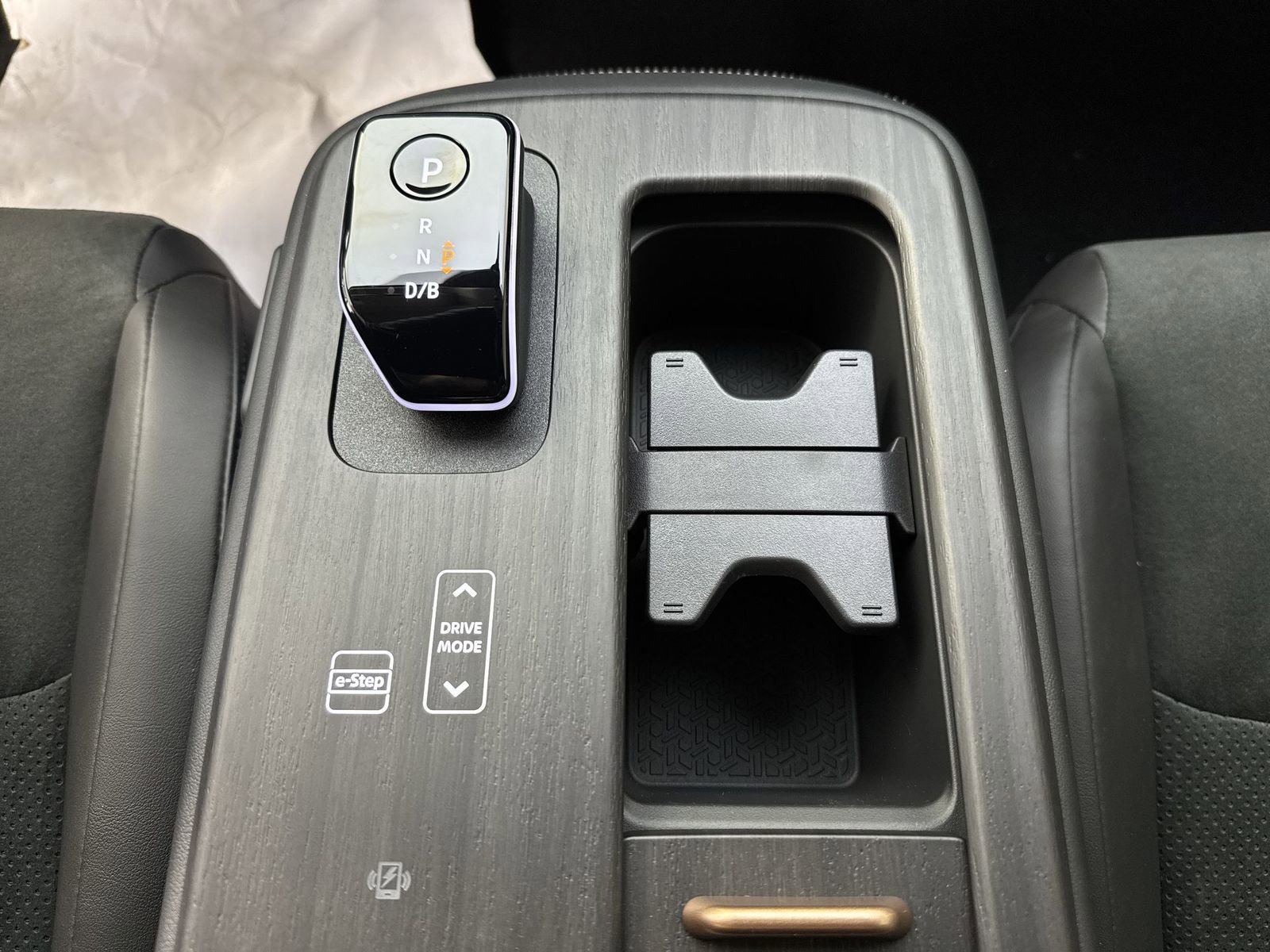 New 2025 Nissan Ariya AWD image 17