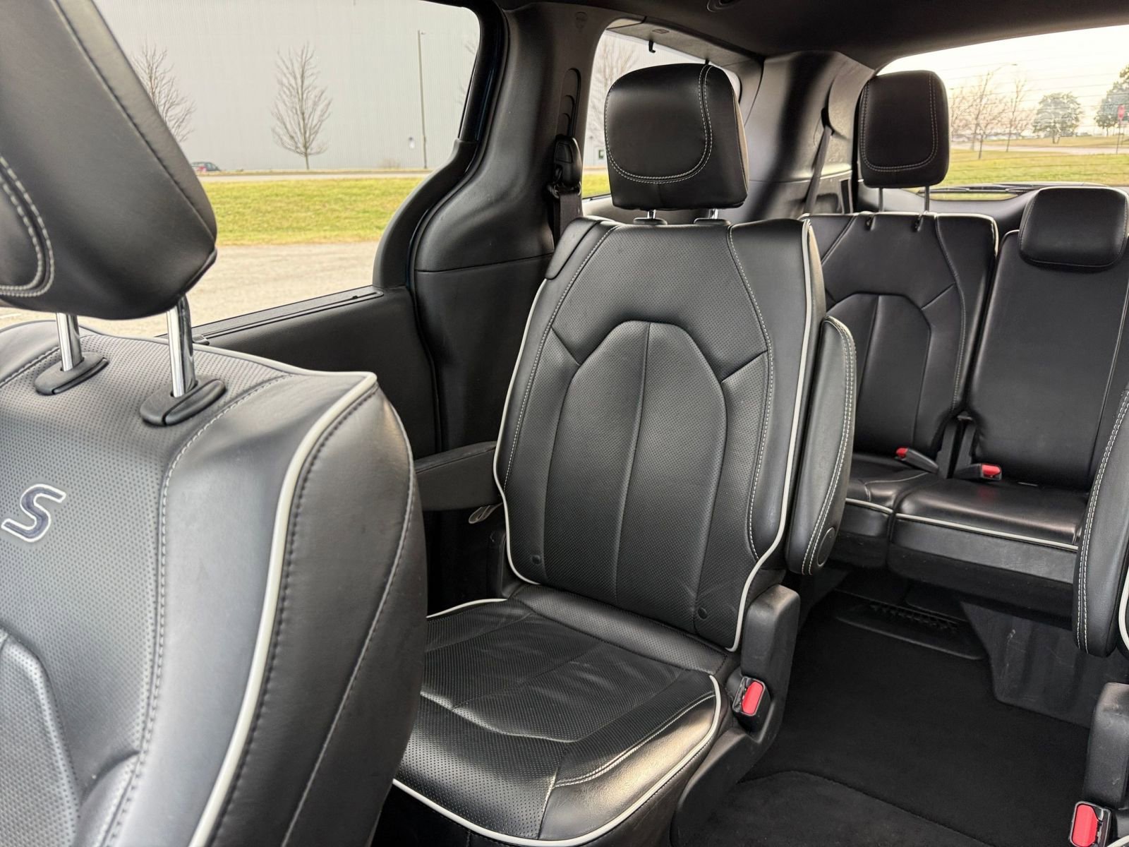 Used 2025 Chrysler Pacifica Limited image 44