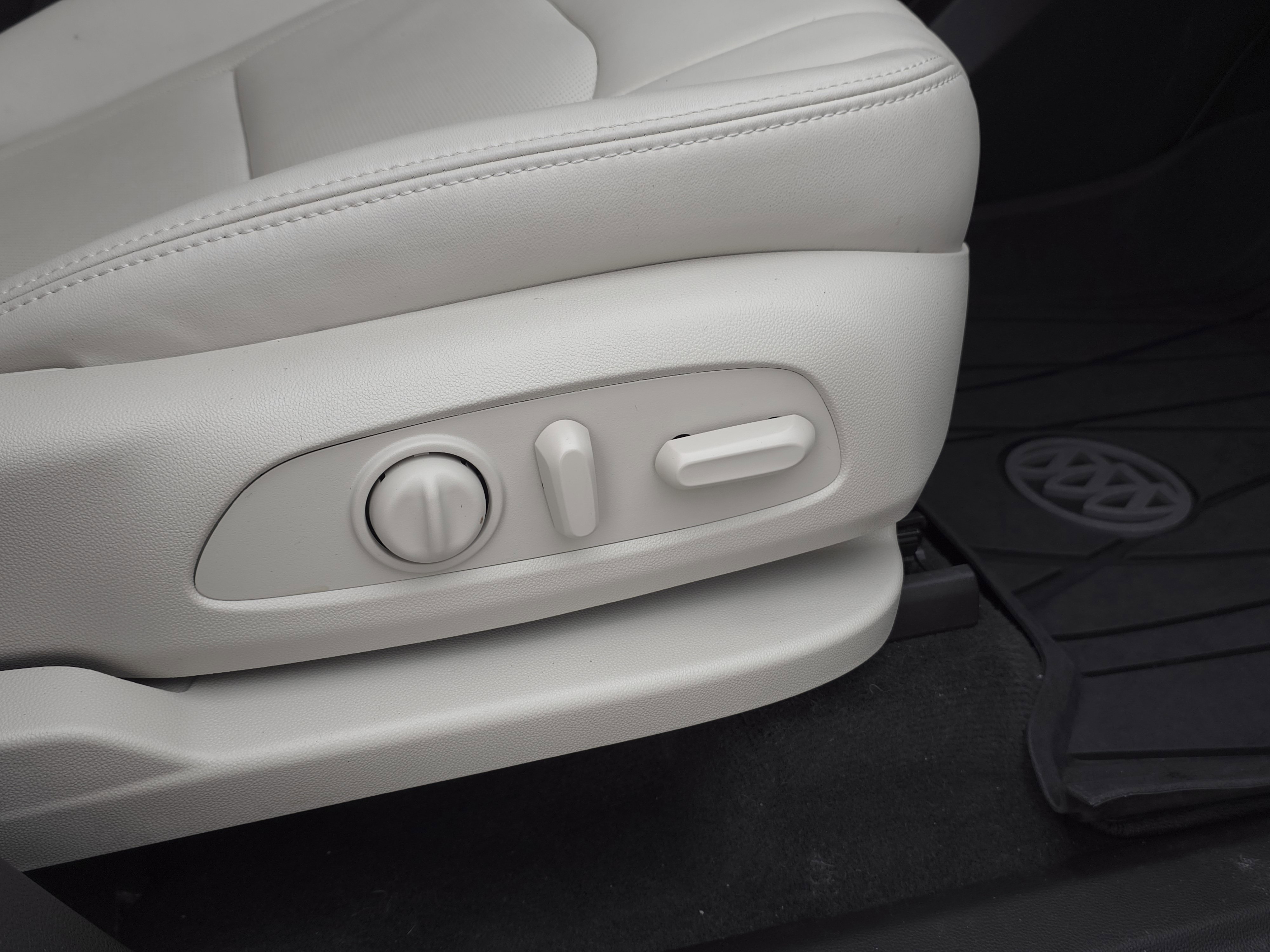 Used 2023 Buick Enclave Essence image 43