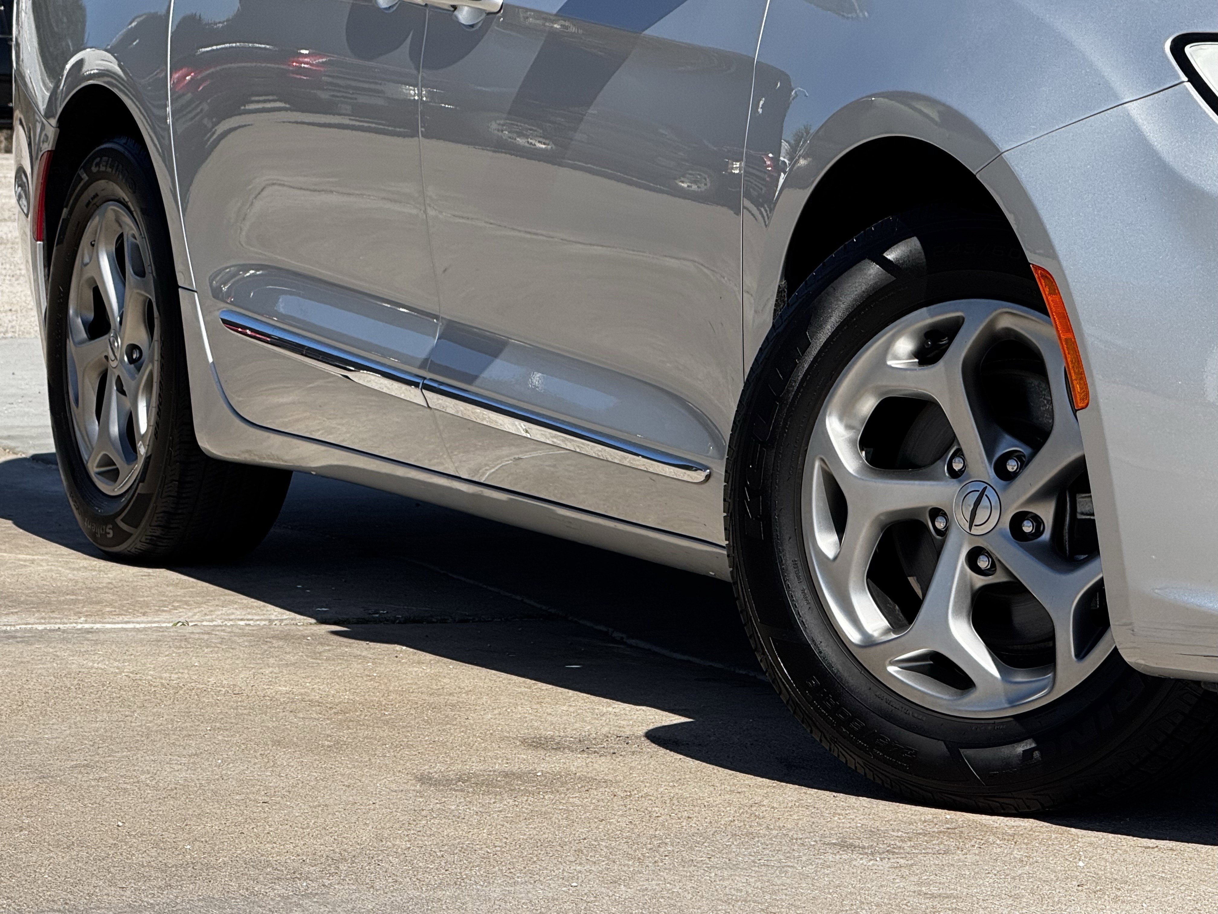 Used 2023 Chrysler Pacifica Limited image 12