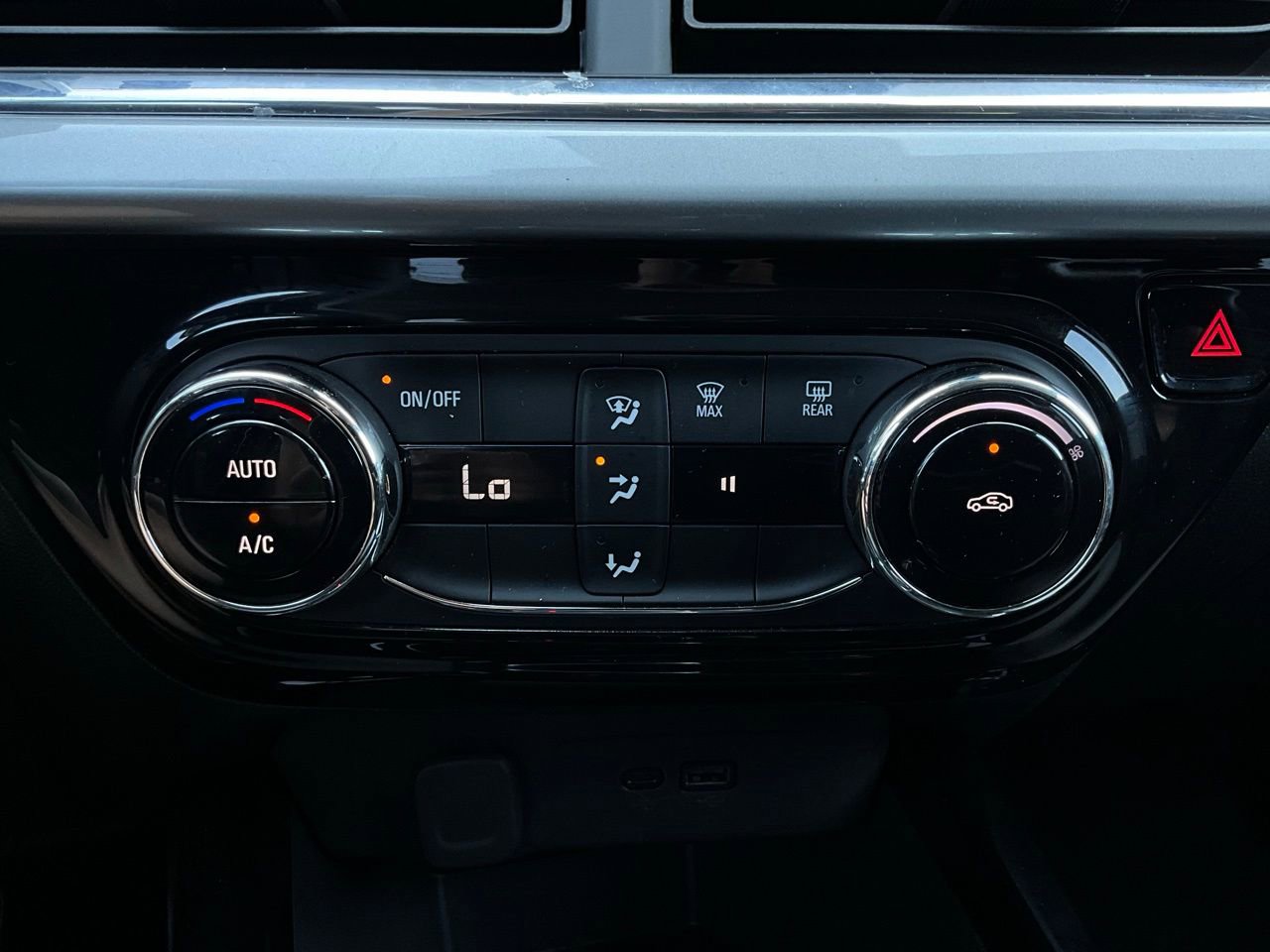 Used 2025 Chevrolet Trax LT FWD image 25