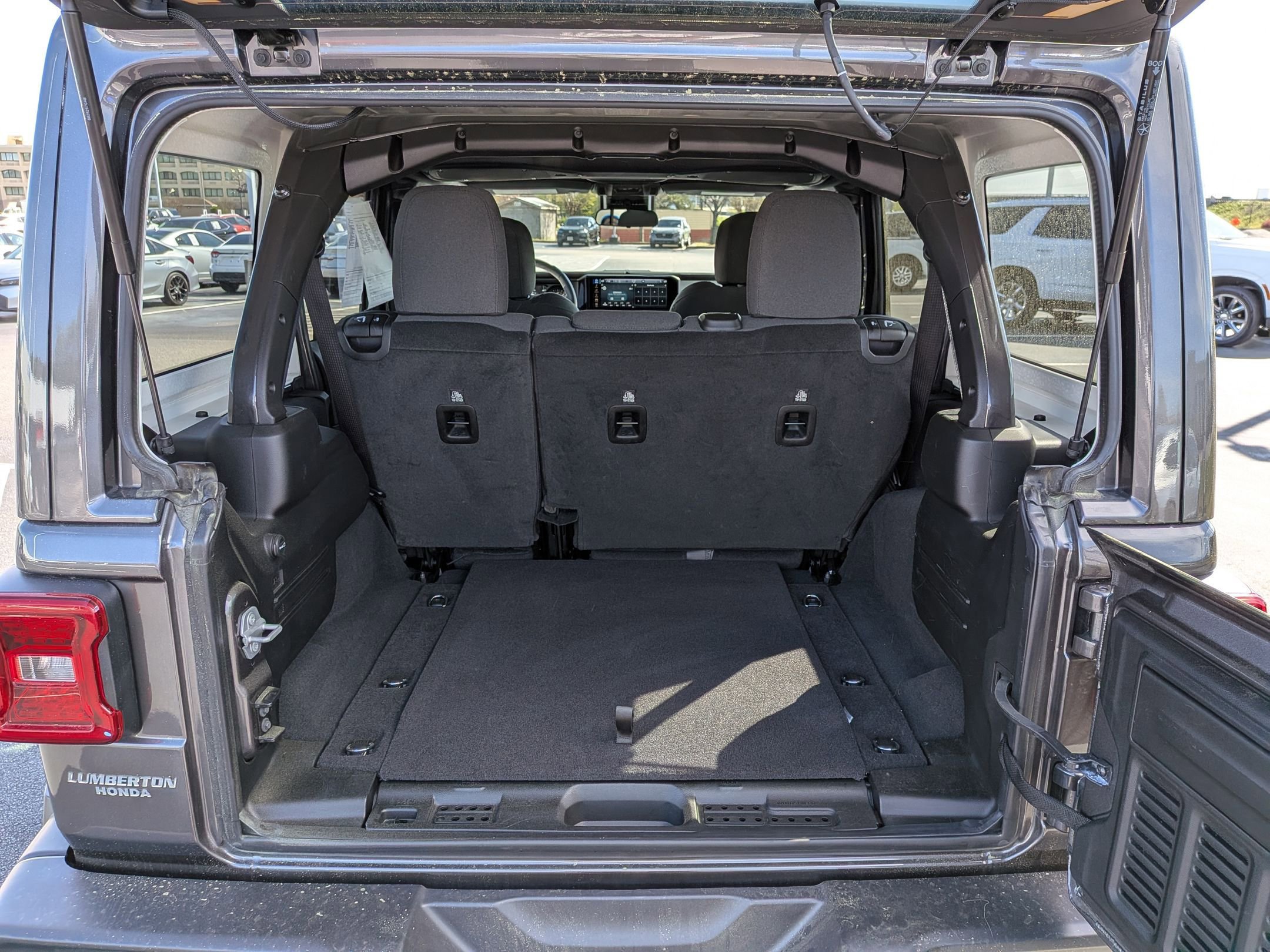 Used 2025 Jeep Wrangler Sahara AWD/4WD image 30