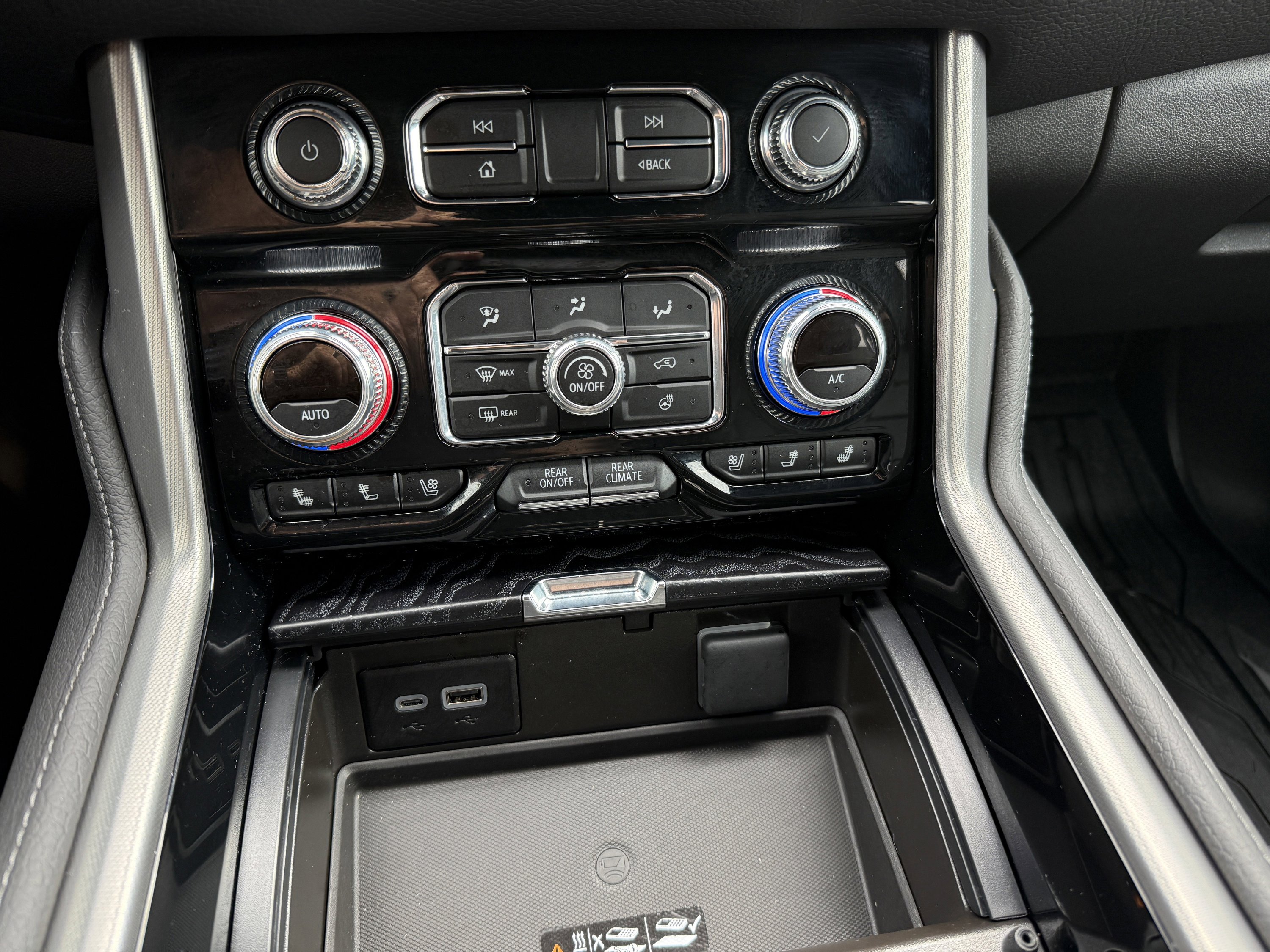 Used 2024 GMC Yukon XL Denali w/ Advanced Technology Package image 16