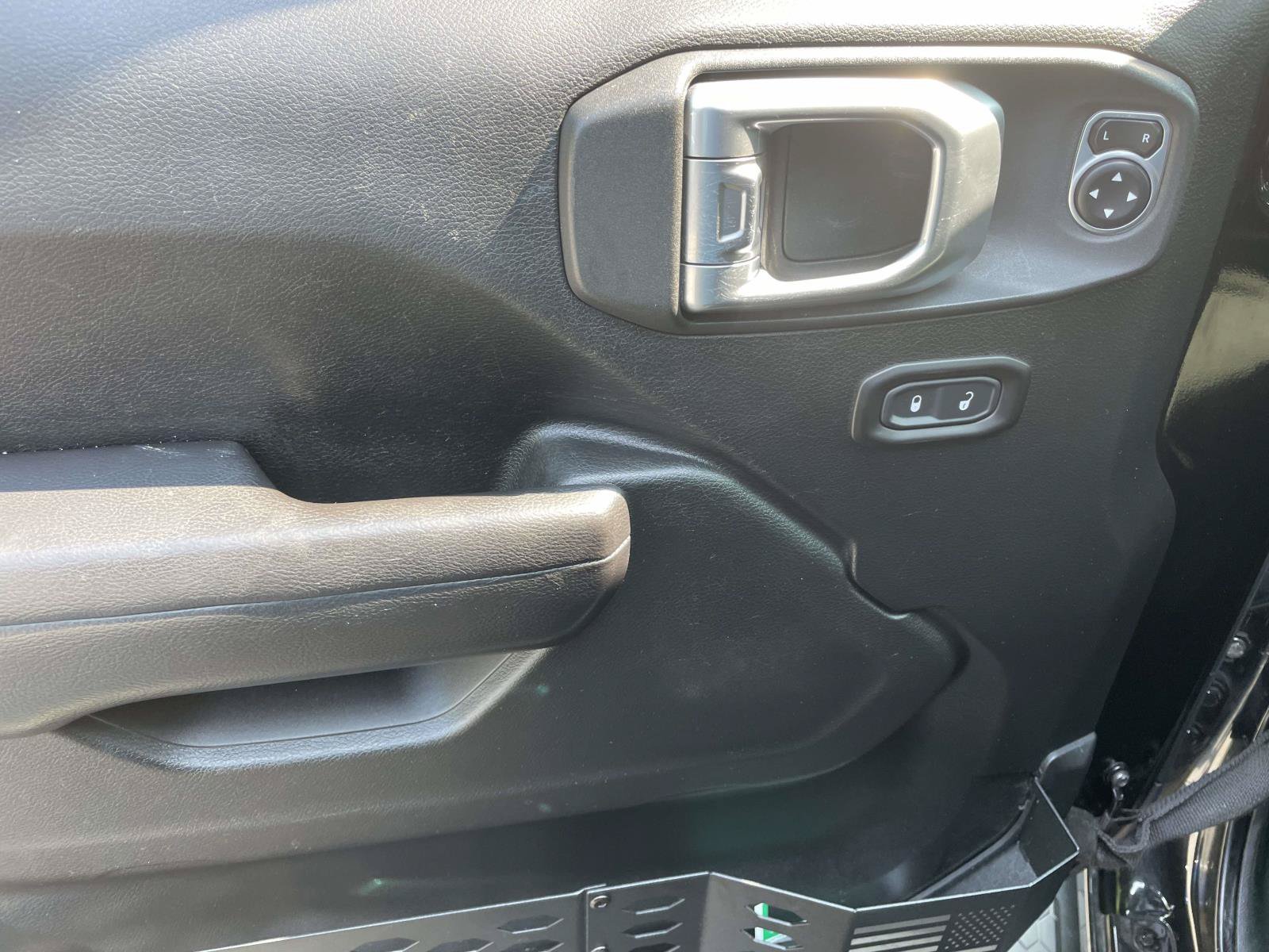 Used 2018 Jeep Wrangler Sport AWD/4WD image 13