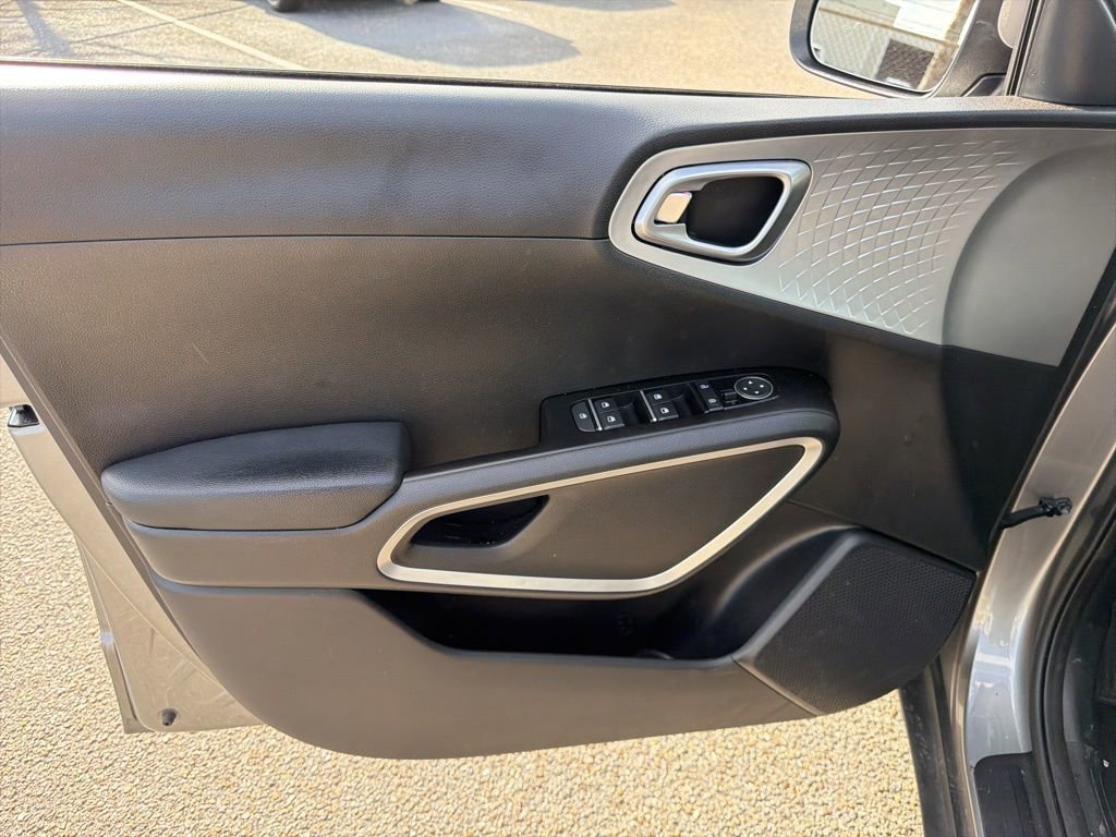 Used 2025 Kia Soul LX w/ LX Technology Package image 18