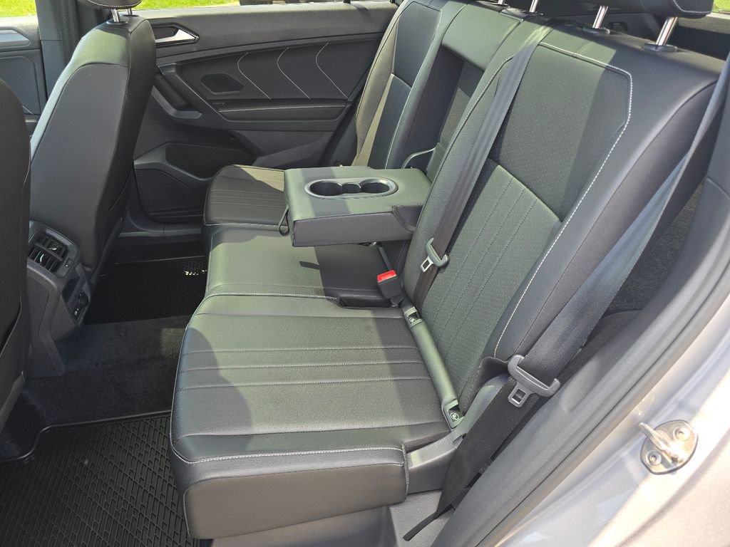 Used 2024 Volkswagen Tiguan SE R-Line AWD/4WD image 31
