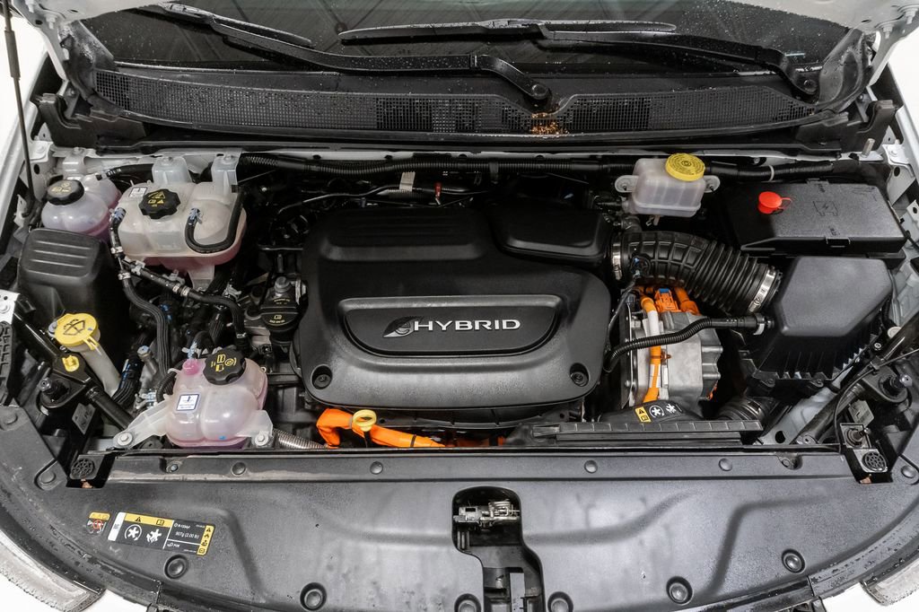 Used 2023 Chrysler Pacifica Limited w/ Uconnect Theater Family Group image 3