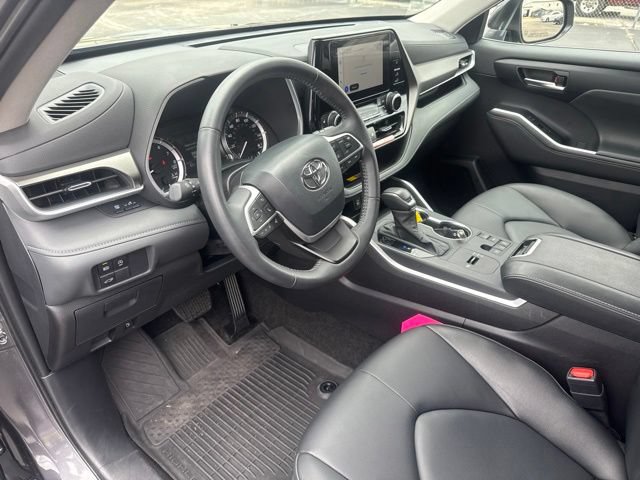 Used 2025 Toyota Highlander XLE FWD image 24