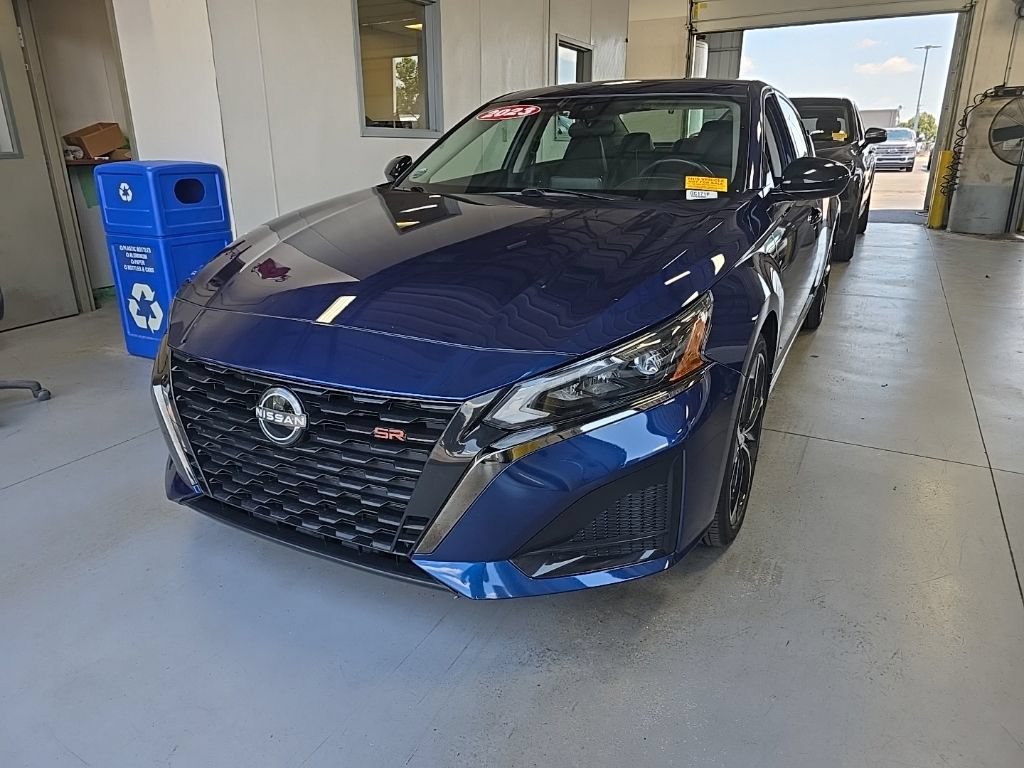 Used 2023 Nissan Altima 2.5 SR AWD/4WD image 2