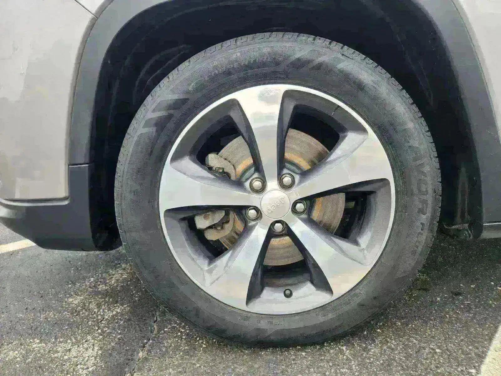 Used 2019 Jeep Cherokee Limited image 13