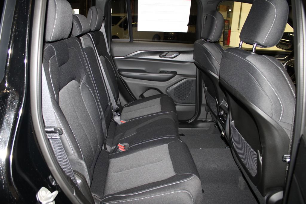 New 2025 Jeep Grand Cherokee Laredo w/ Luxury Tech Group I image 30