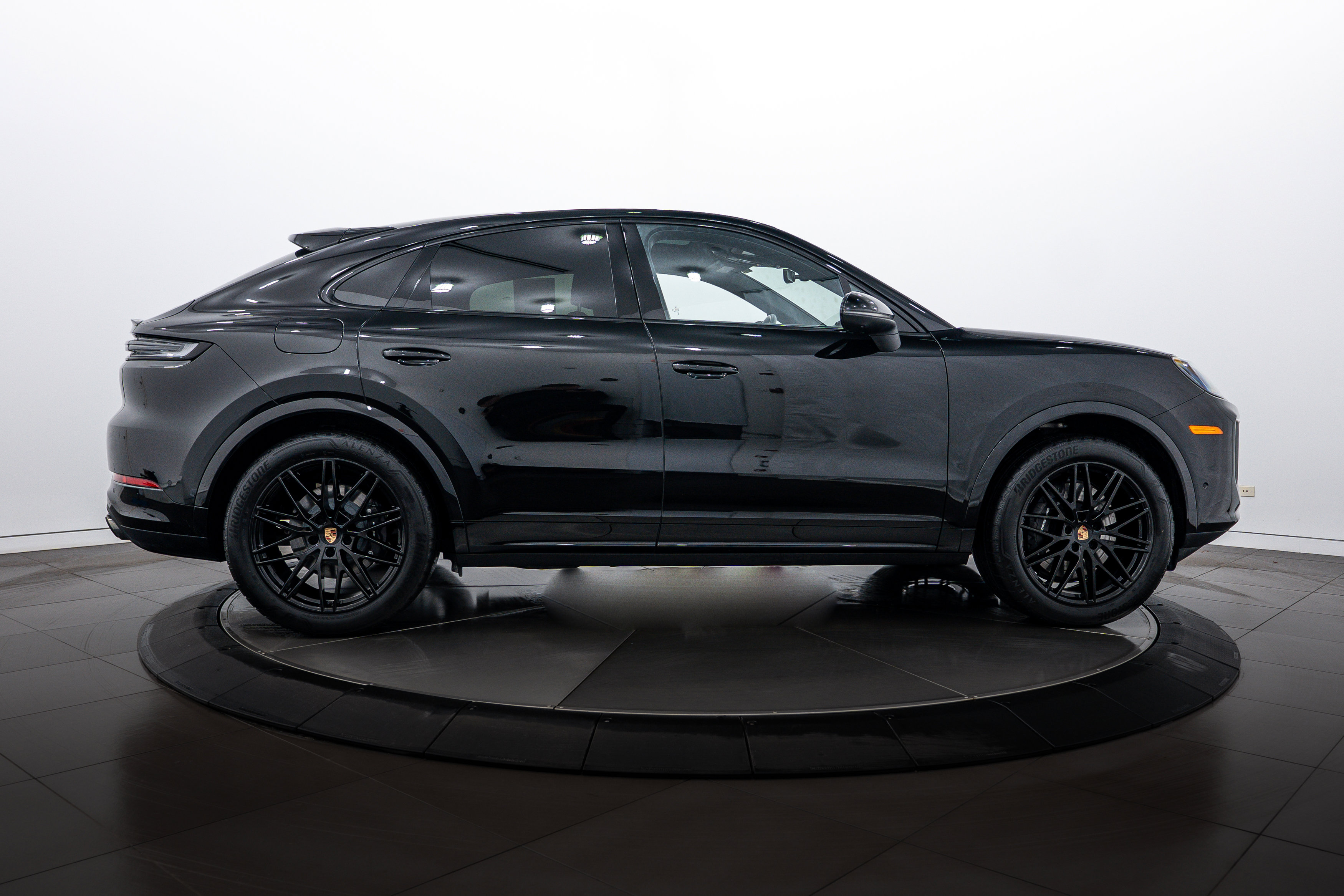 Certified 2025 Porsche Cayenne Coupe image 8