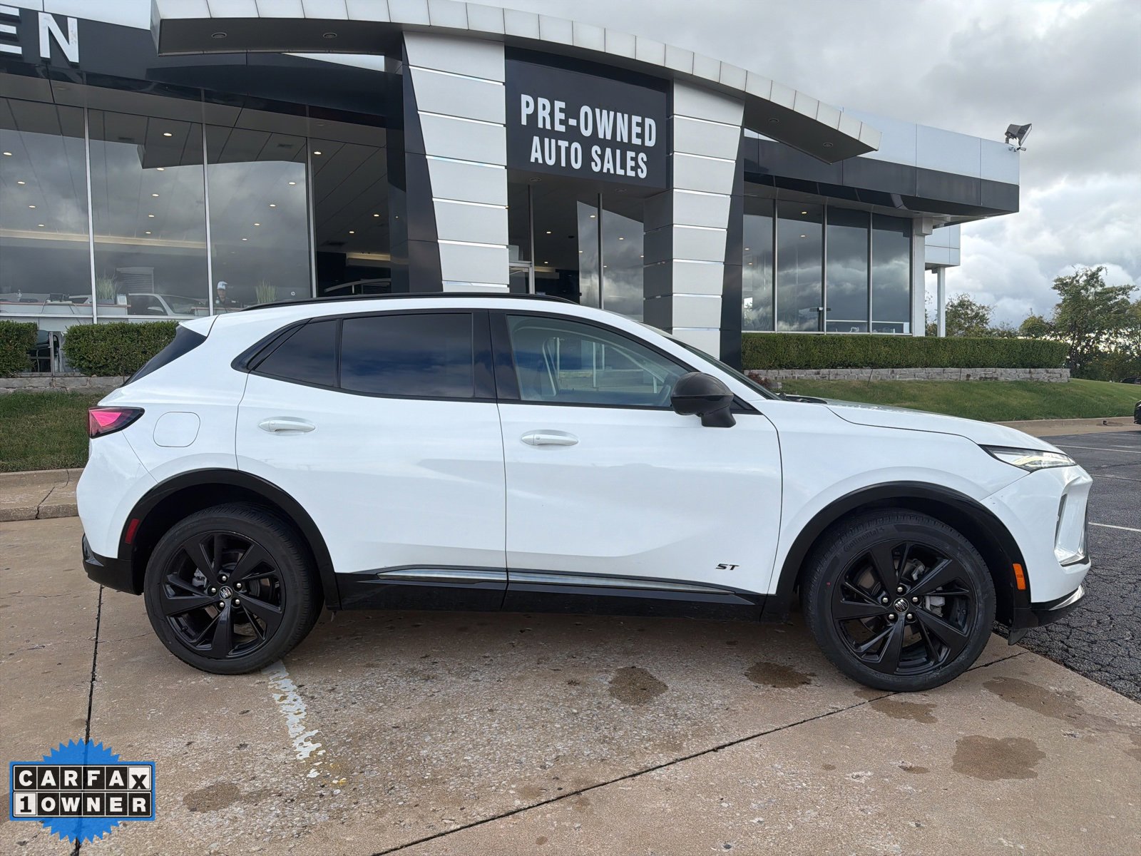 Used 2024 Buick Envision Sport Touring image 2