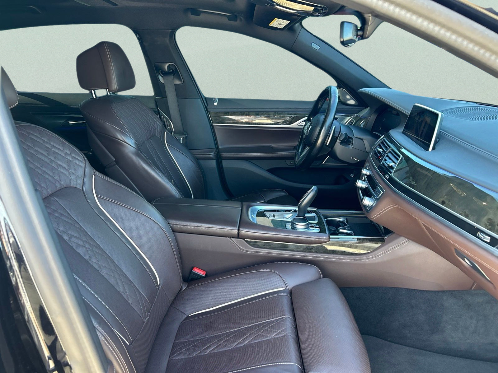 Used 2022 BMW 750i xDrive w/ Autobahn Package AWD/4WD image 12