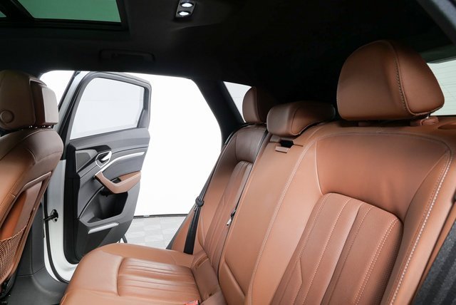 Used 2024 Audi Q8 e-tron Premium Plus image 17