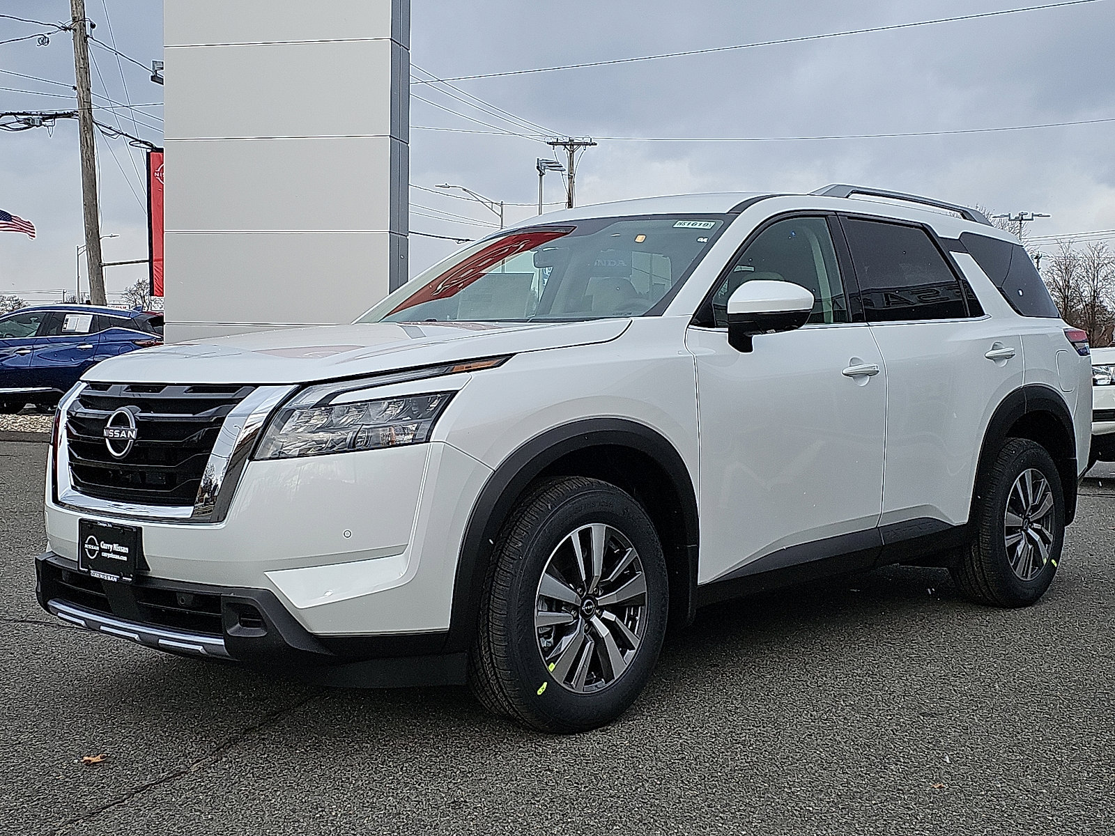 New 2025 Nissan Pathfinder SL image 2