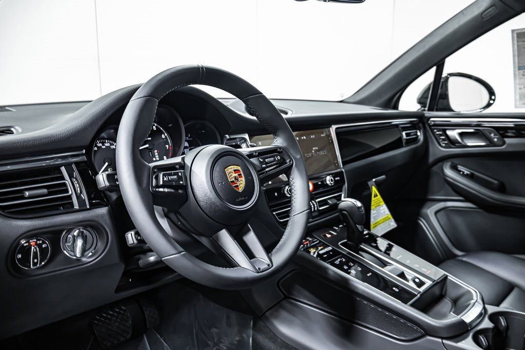 Certified 2025 Porsche Macan image 4