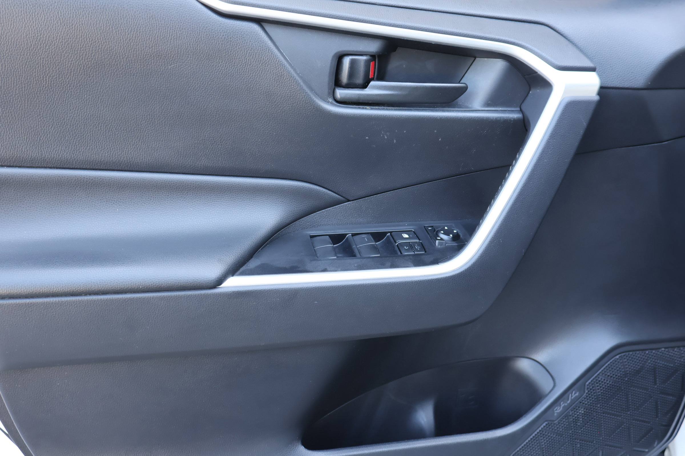 Used 2019 Toyota RAV4 LE FWD image 15