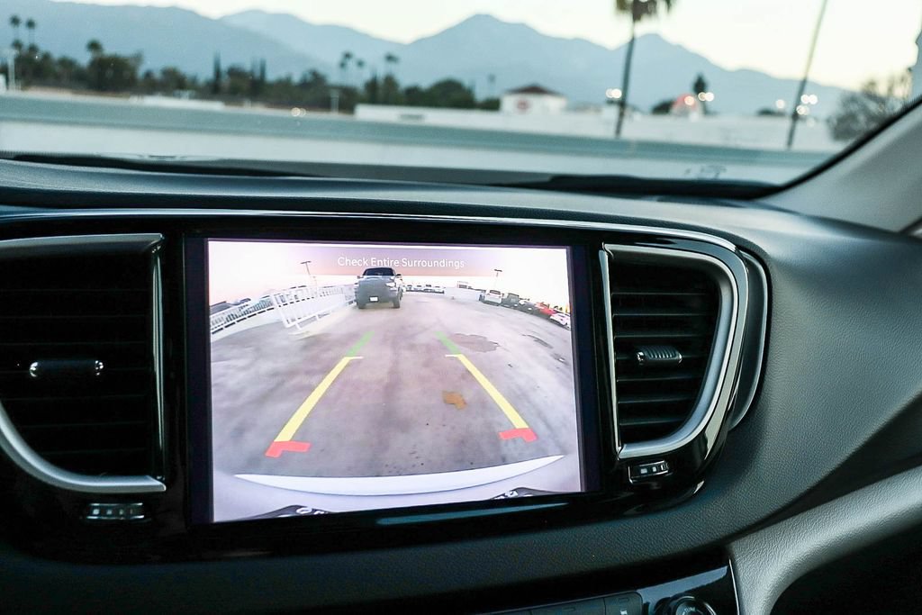 Used 2024 Chrysler Pacifica Touring-L FWD image 26