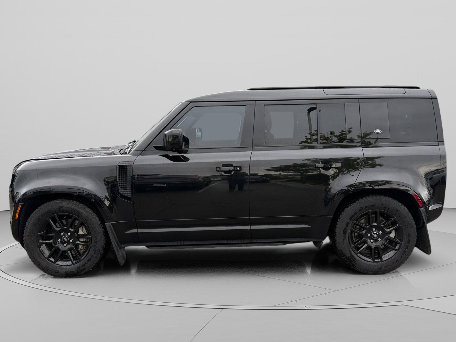 Used 2024 Land Rover Defender 110 X-Dynamic SE AWD/4WD image 2