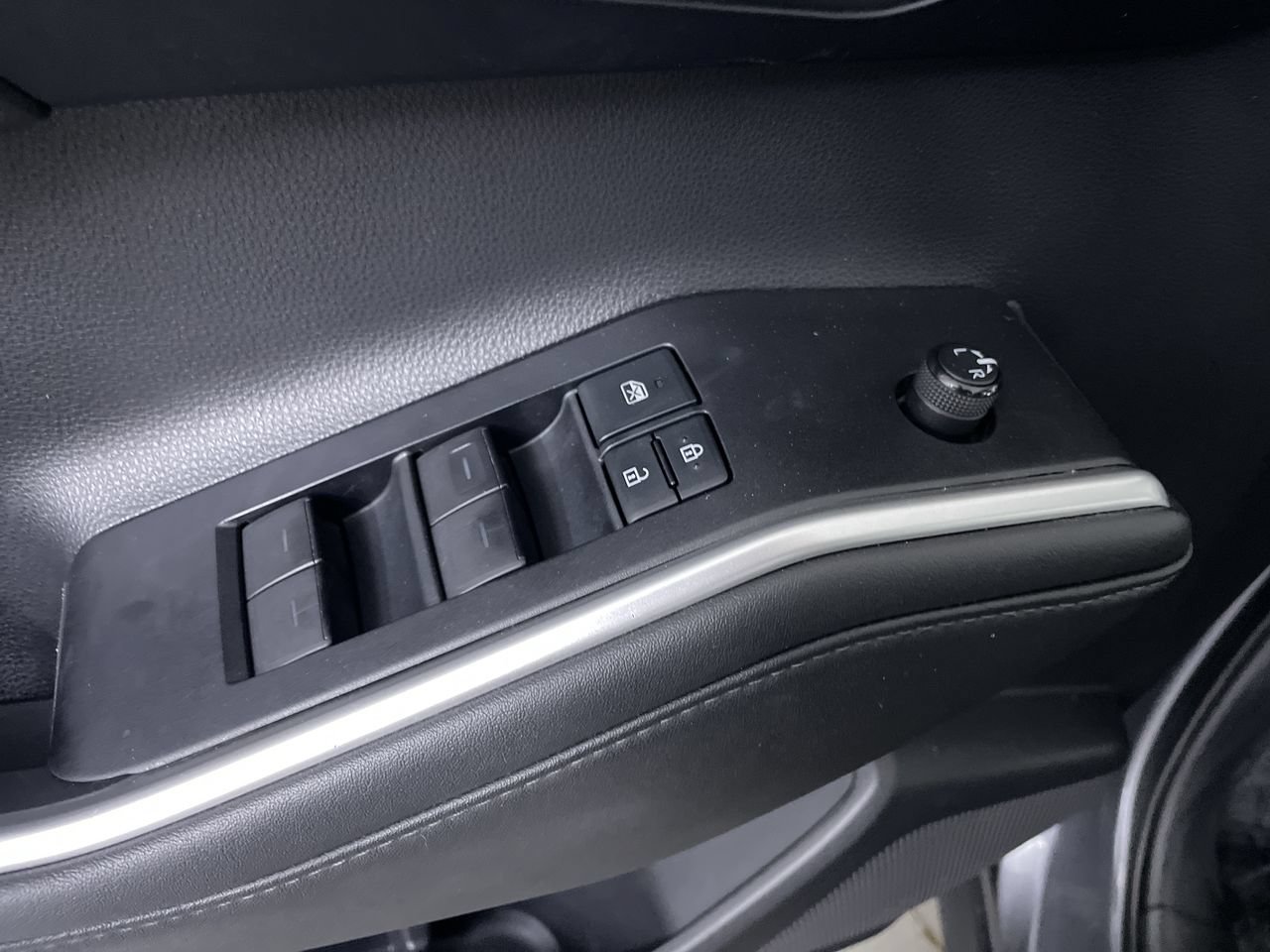 Used 2020 Toyota Highlander XLE AWD/4WD image 11