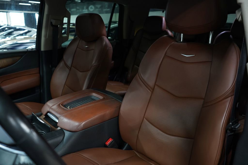 Used 2020 Cadillac Escalade Premium Luxury RWD image 12