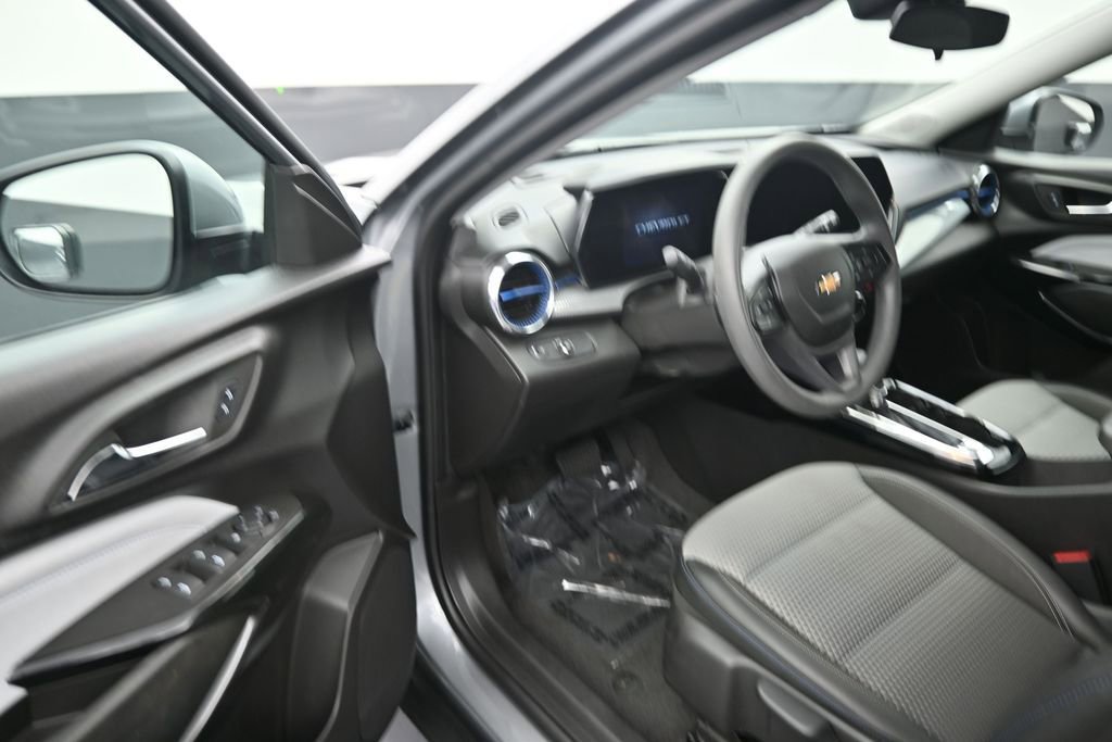 Used 2025 Chevrolet Trax LT FWD image 10