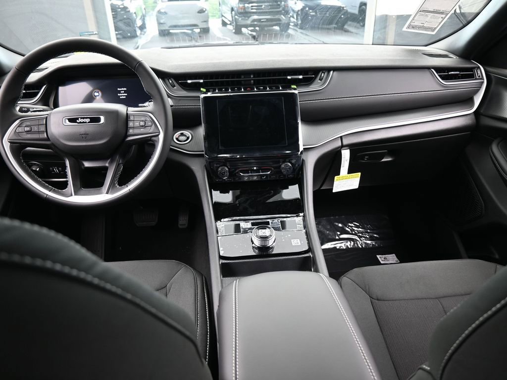 Used 2025 Jeep Grand Cherokee Laredo AWD/4WD image 30