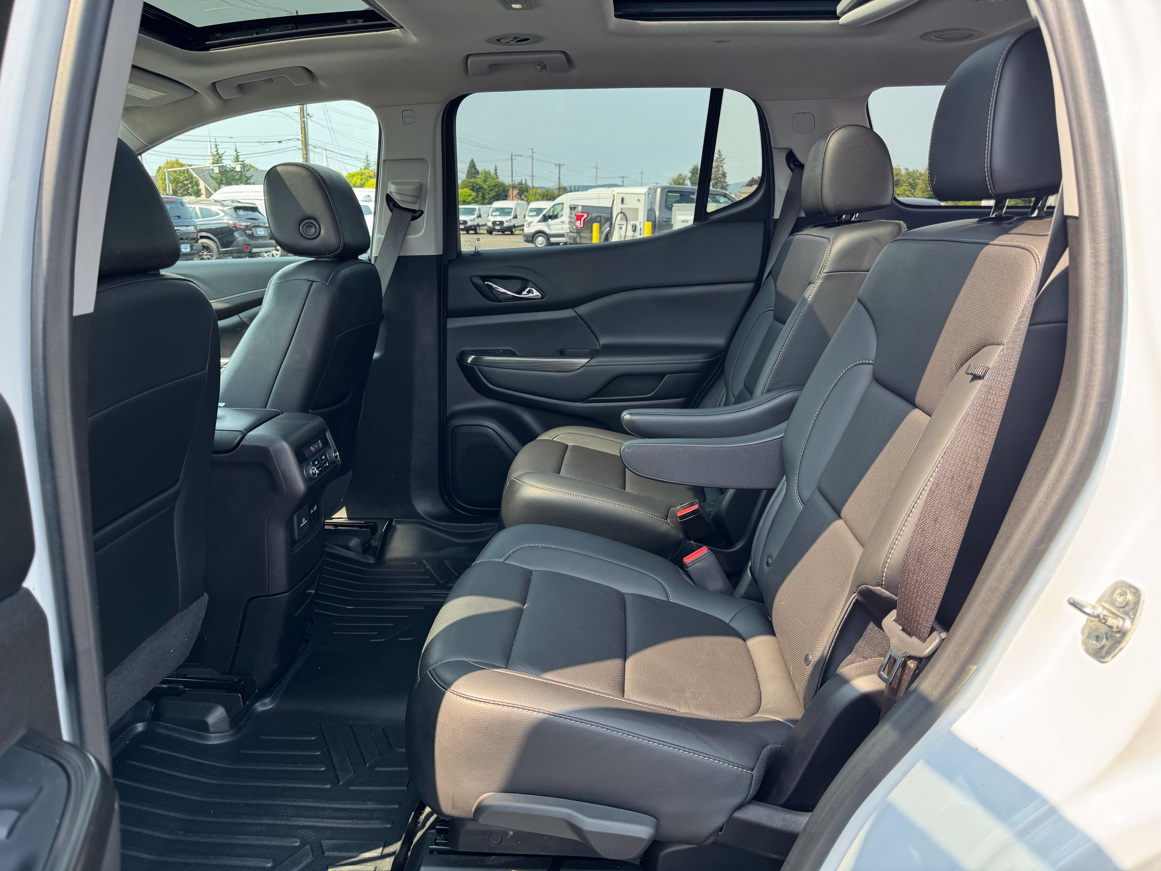 Used 2022 GMC Acadia SLT w/ Technology Package AWD/4WD image 27