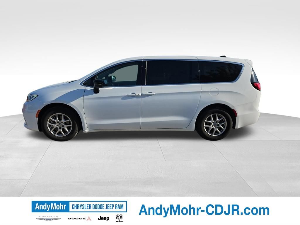 Used 2024 Chrysler Pacifica Touring-L FWD image 4