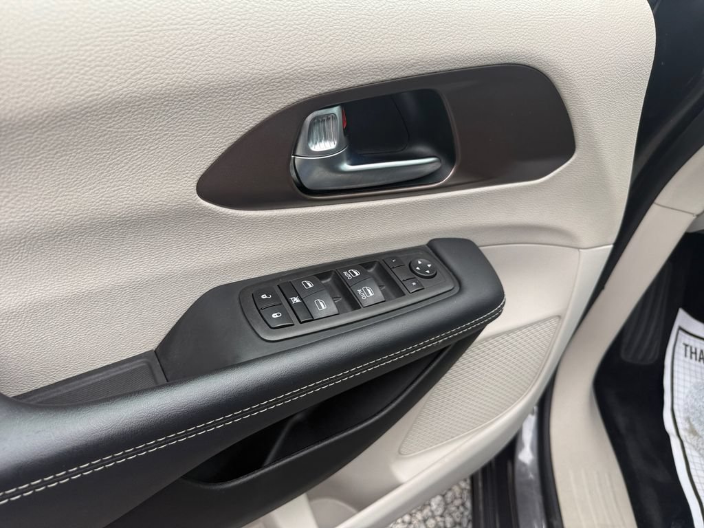 Used 2023 Chrysler Voyager LX FWD image 18