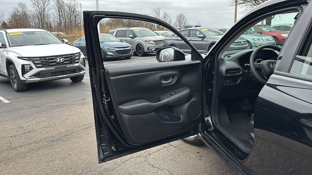 Used 2023 Honda HR-V LX image 11