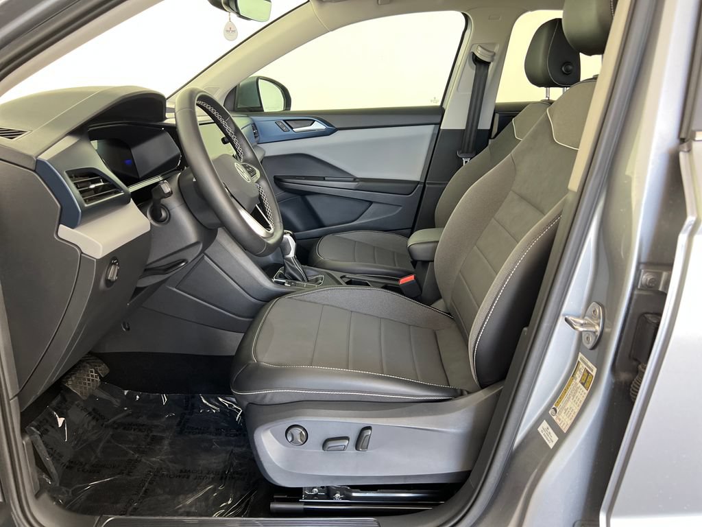 Used 2023 Volkswagen Taos SE w/ Panoramic Sunroof Package FWD image 11