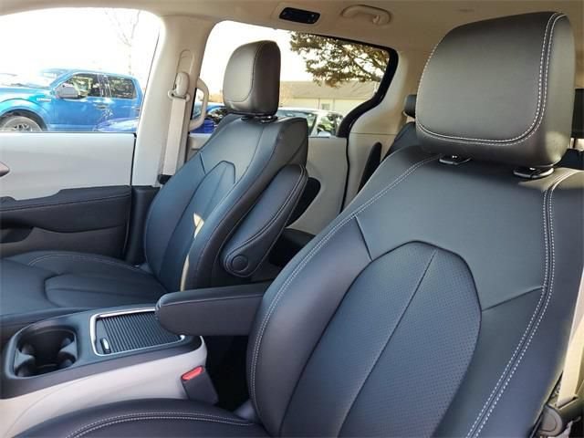 New 2023 Chrysler Pacifica Touring-L FWD image 18