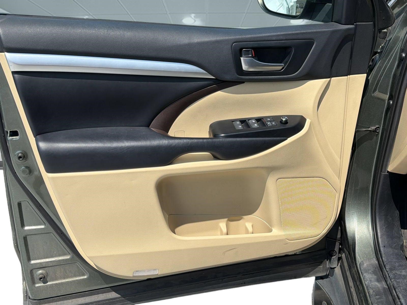 Used 2019 Toyota Highlander XLE FWD image 12