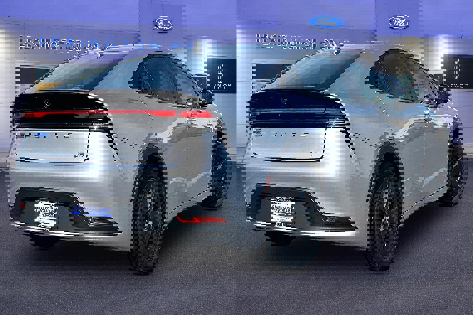 Used 2024 Toyota Prius LE AWD/4WD image 5