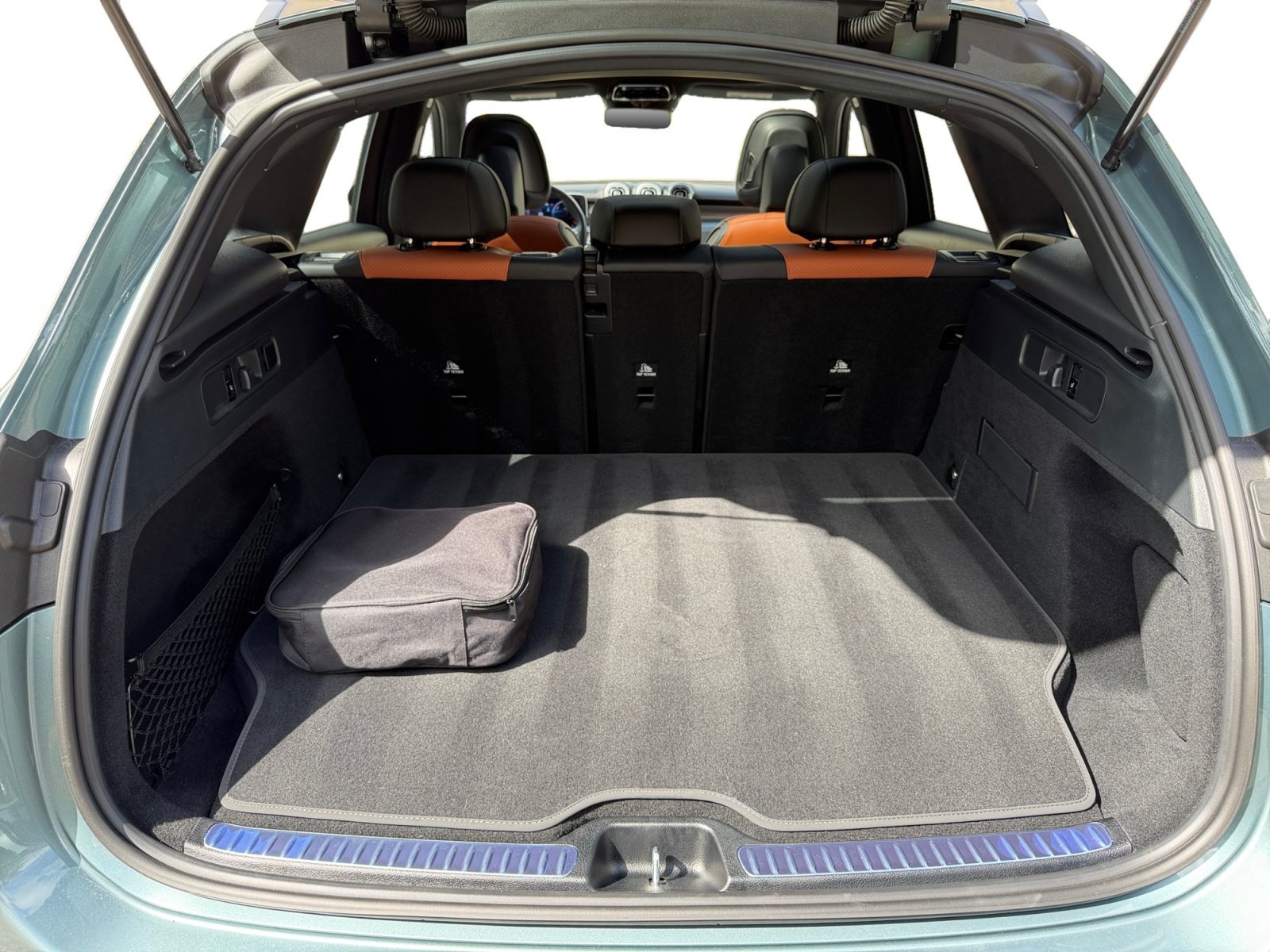 Used 2025 Mercedes-Benz GLC 350e 4MATIC image 25