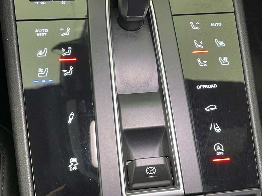 Certified 2023 Porsche Macan AWD/4WD image 34